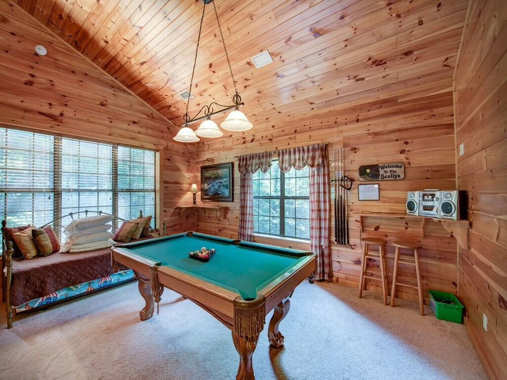 Chipmunk Chase  2 Bedroom Home with Hot Tub