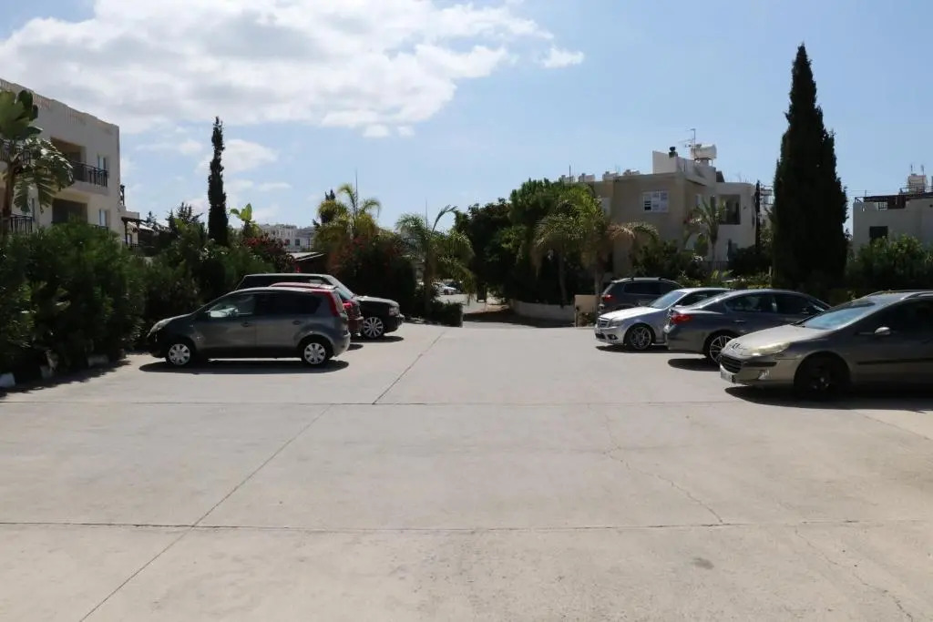 Sunset apartment with pool & 10 mins to Venus beach