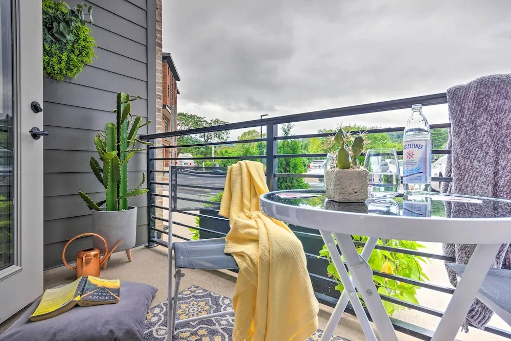 Walkable Downtown Asheville Condo w/ Balcony
