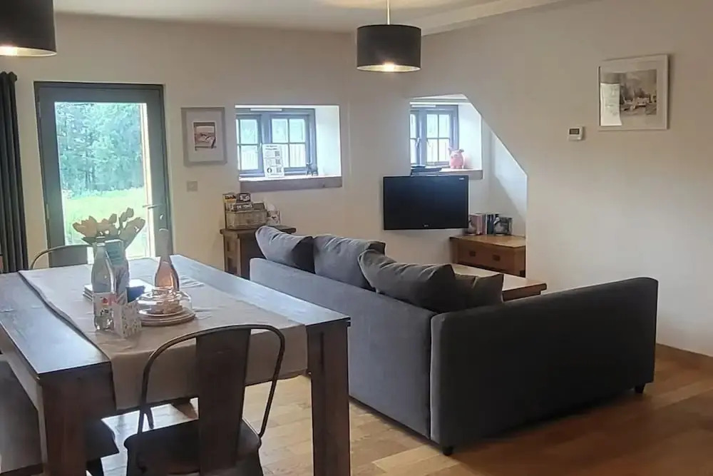 Cottage Sleeps 5 With Hot Tub and Parking