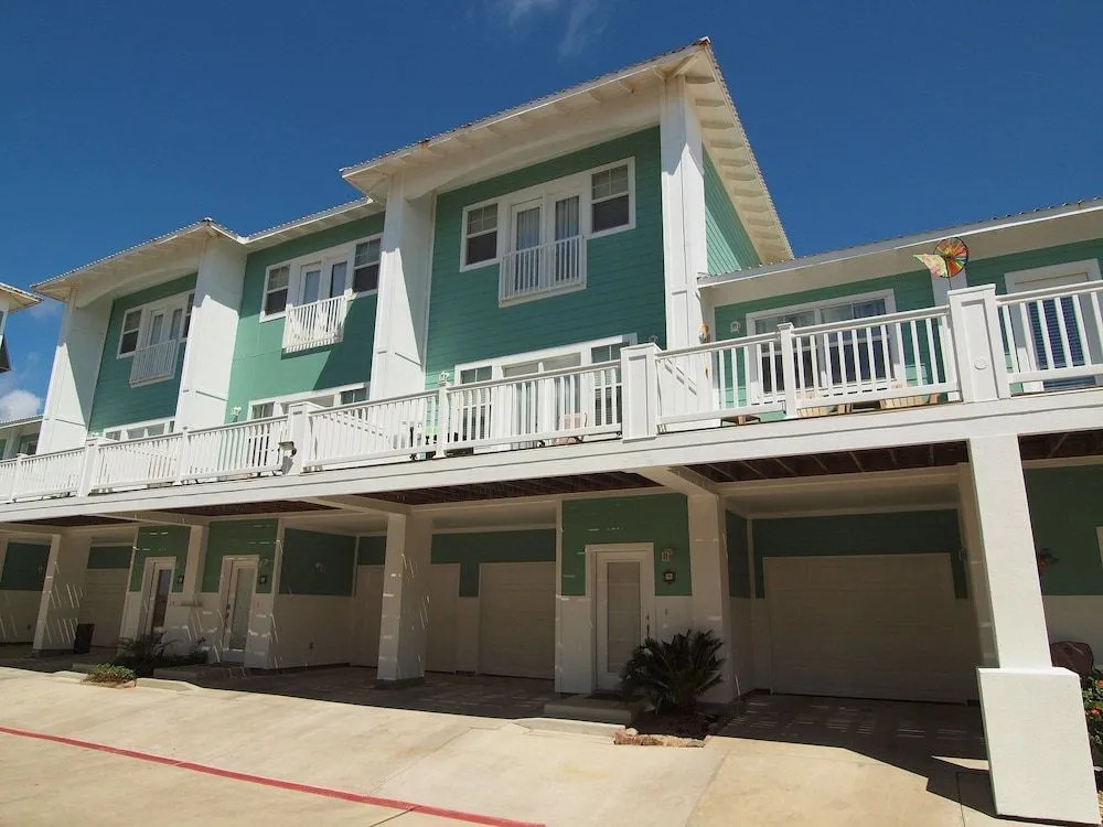 Cozy Palms MC4 3 Bedrooms 2.5 Bathrooms Condo