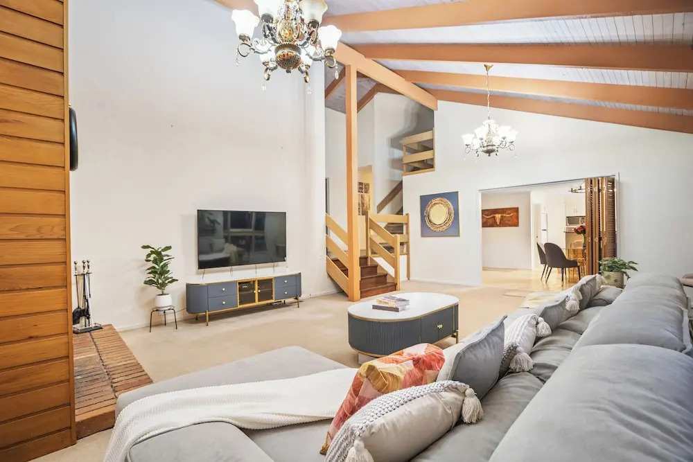 Stylish Retreat at Wheelers Hill 5BRM