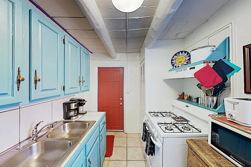 Charmed Casita W/ Private Backyard, Near Plaza 1 Bedroom Cottage