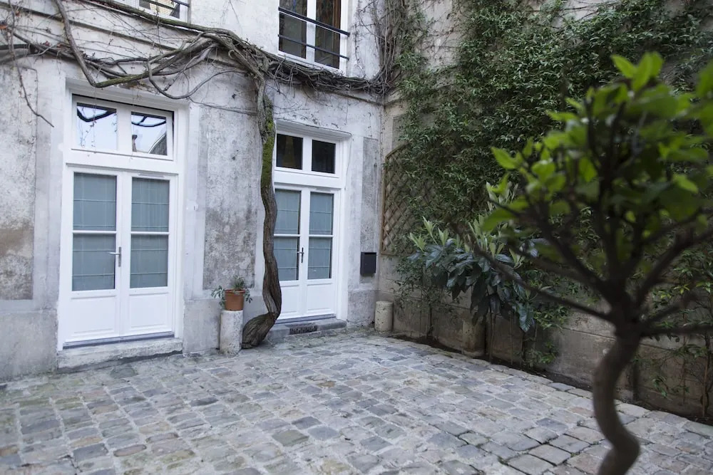 Saint-Germain des Prés Apartment 2