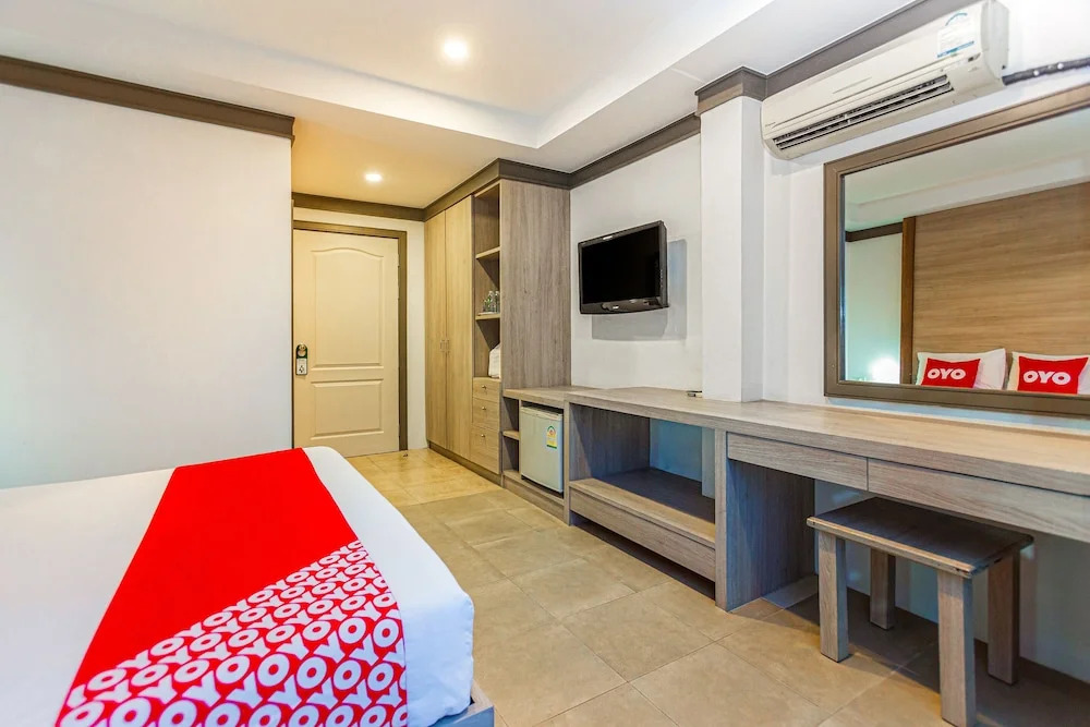 OYO 380 Jomthong Mansion
