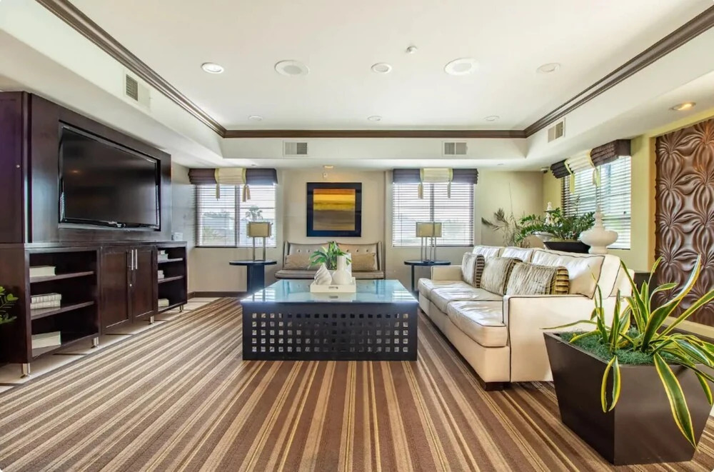 Yes it s Right 2 Suites and 3 Baths in the Heart of San Diego FB2