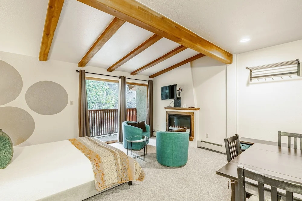 Stylish Powderhorn 1BR- Stroll to Ski Lift condo