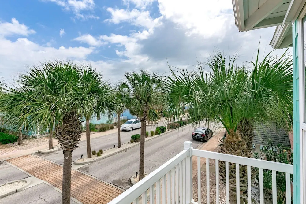 4BR/4.5BA Vibrant House, Village Walk by RedAwning