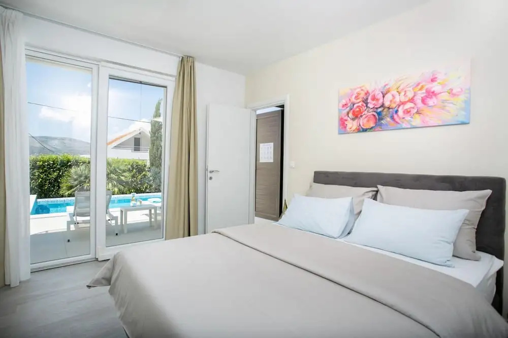 Stunning Villa Avalon for 9 Pool 2 Mins to Beach