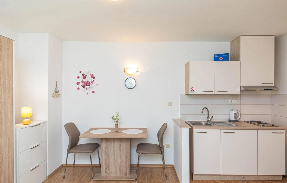 Nice Apartment in Kastel Luksic With Wifi