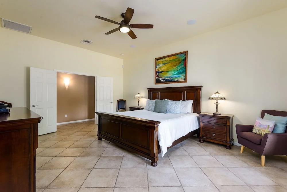 Casa Dynamite 4 Bedroom Home by RedAwning
