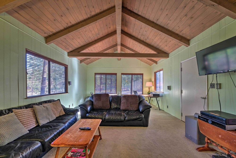 6 Mi to Yosemite National Park: Retreat w/ Deck!