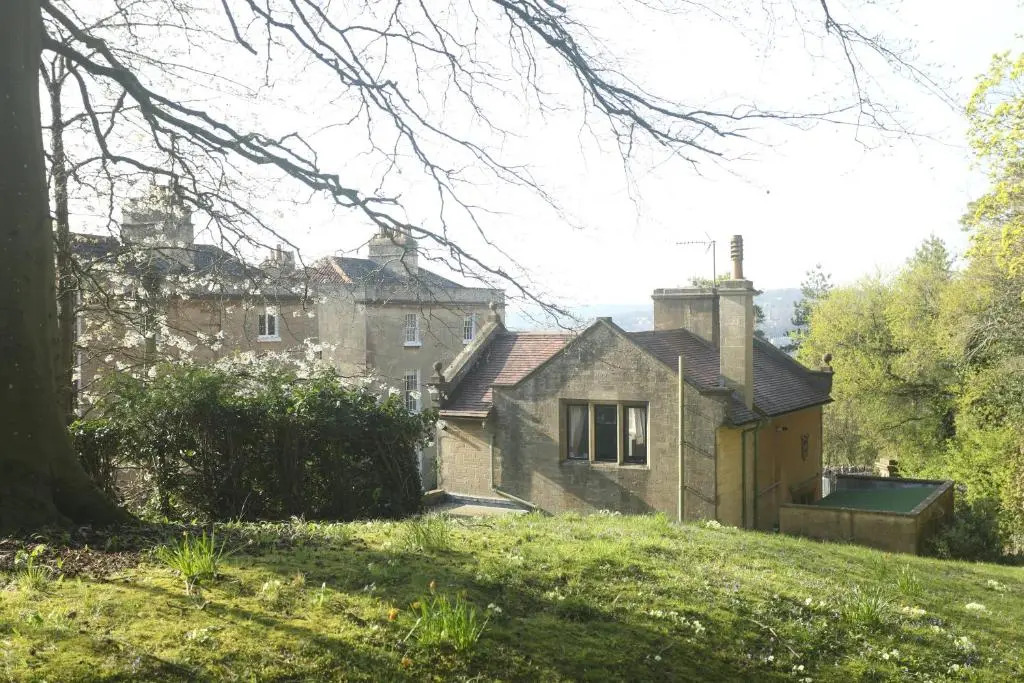 Entire Victorian Lodge in a privately gated estate with secure parking for two cars and a newly refurbished bathroom