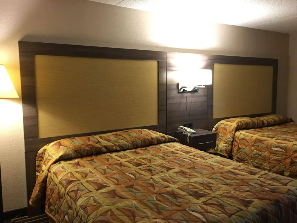 Redwood Inn - White Hall
