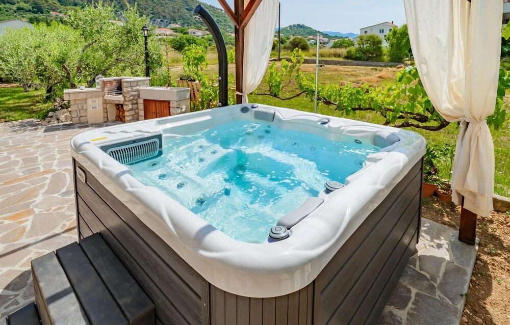 Nice Apartment in Barbat with Hot Tub, WiFi & 3 Bedrooms