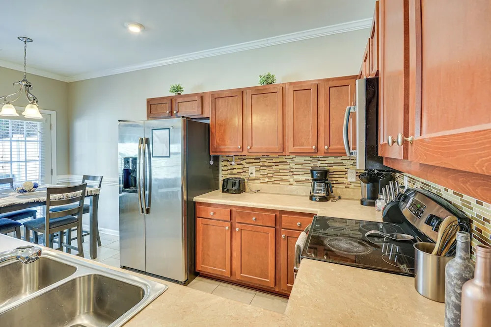Charming Greensboro Townhouse With Back Patio!