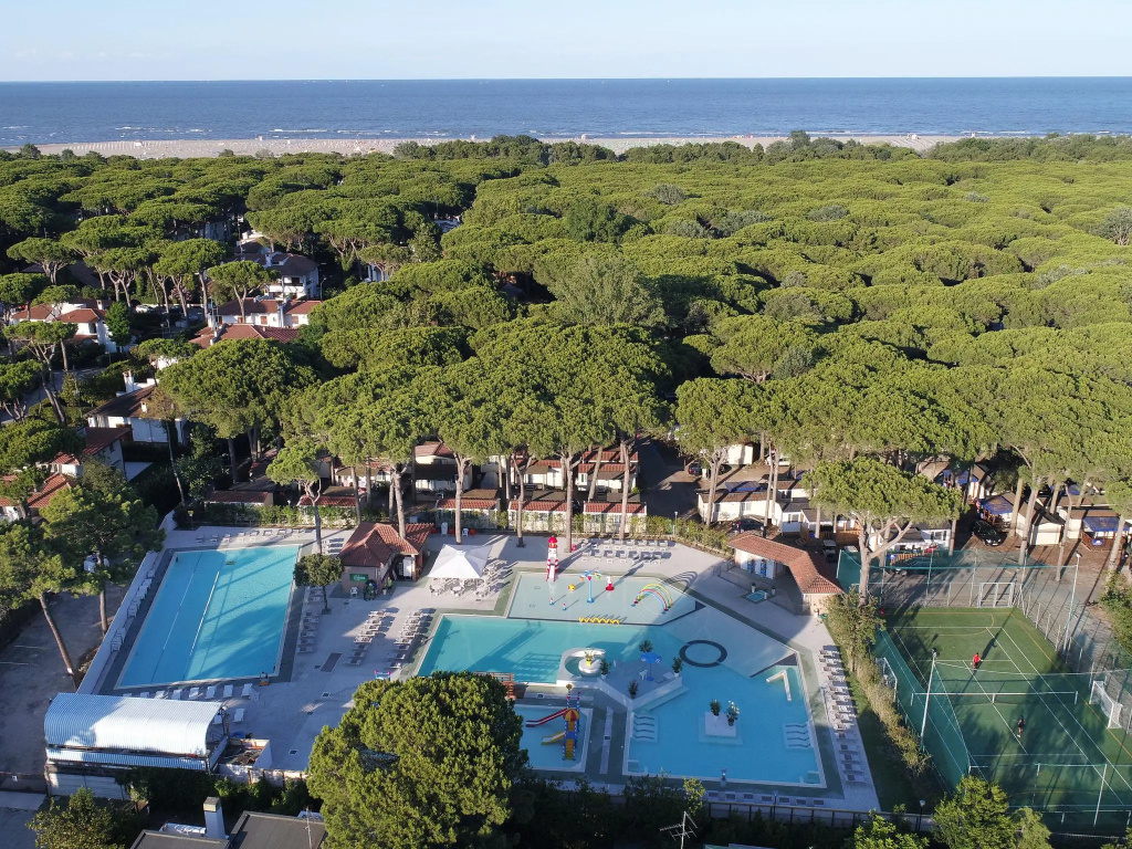 Pretty Mobile Home in Lido di Spina with Gym, Pool, Garden
