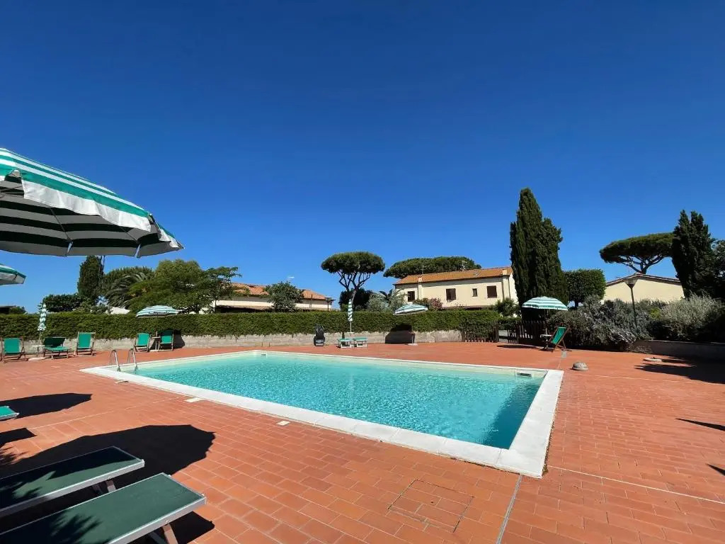 Casa "Ale" con piscina comune e bellissimo giardino a 5 minuti dal mare