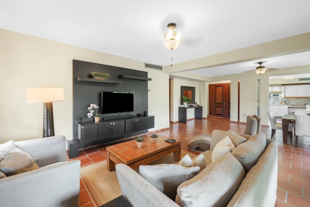Family Villa Oleana Waterviews Oceanfront with water and generator