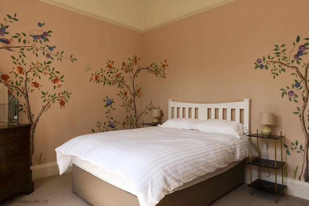 7 Crown Gardens