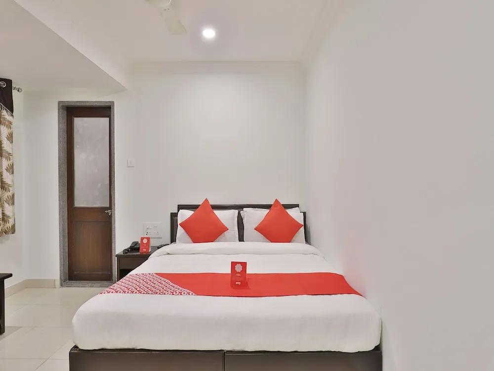 OYO 11007 Hotel Amity