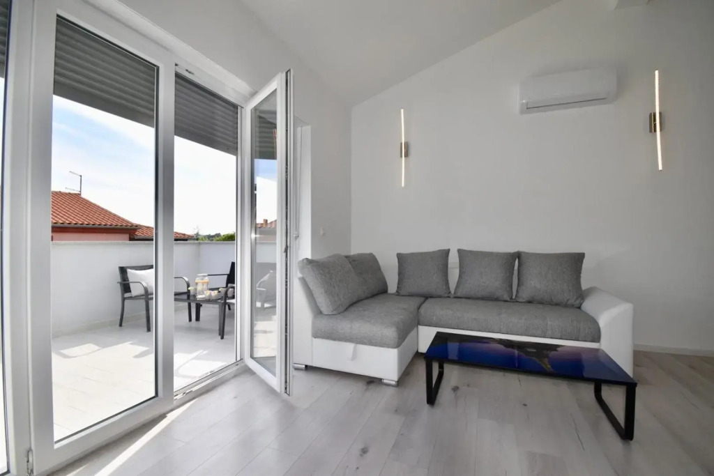 Bright and spacious apartment with grill ***