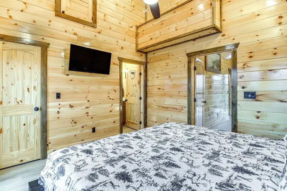 Hot Tub & Spectacular Views: Sevierville Cabin