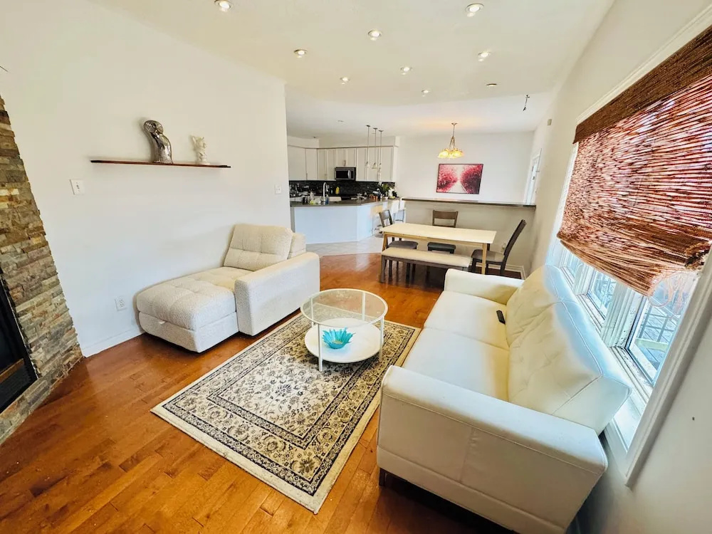 Luxurious House - 4 Bedrooms, 1 King, 3 Queen, 1 Singe bed Near Airport sq1