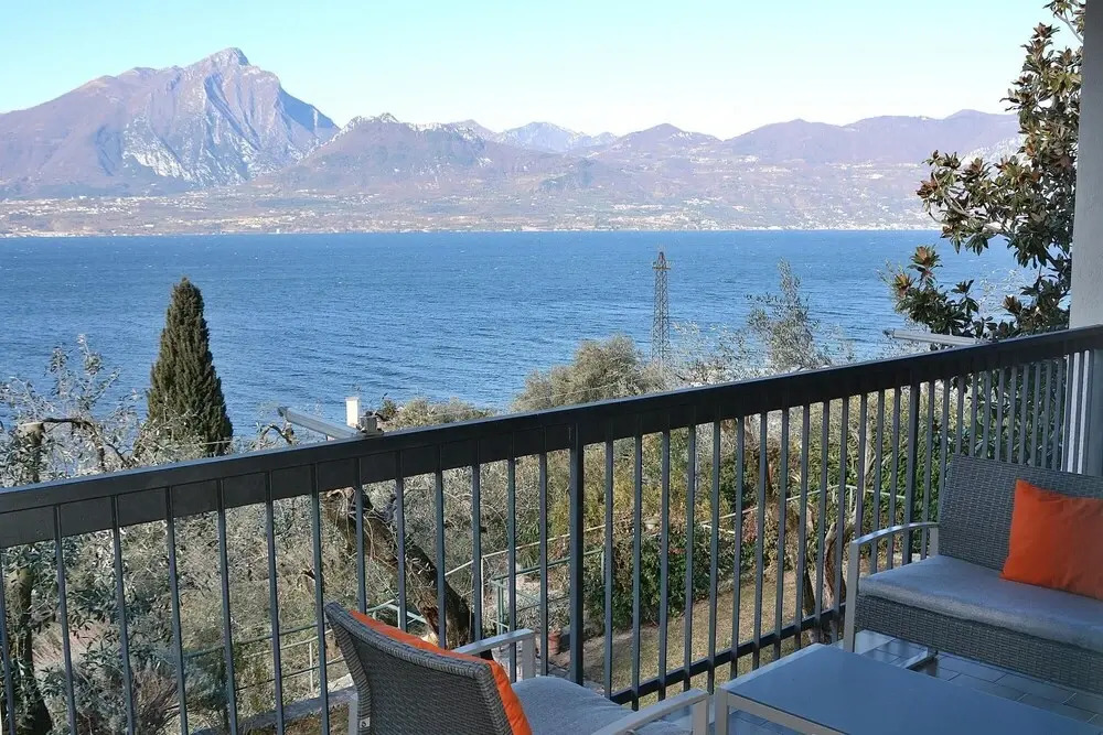 Villa Retr Alle Rossone - Sleeps 7 With Breathless Lake View in Torri del Benaco
