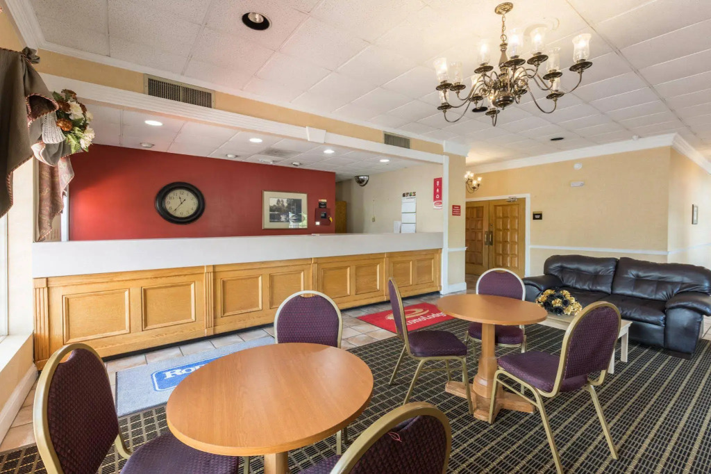 Econo Lodge Inn & Suites