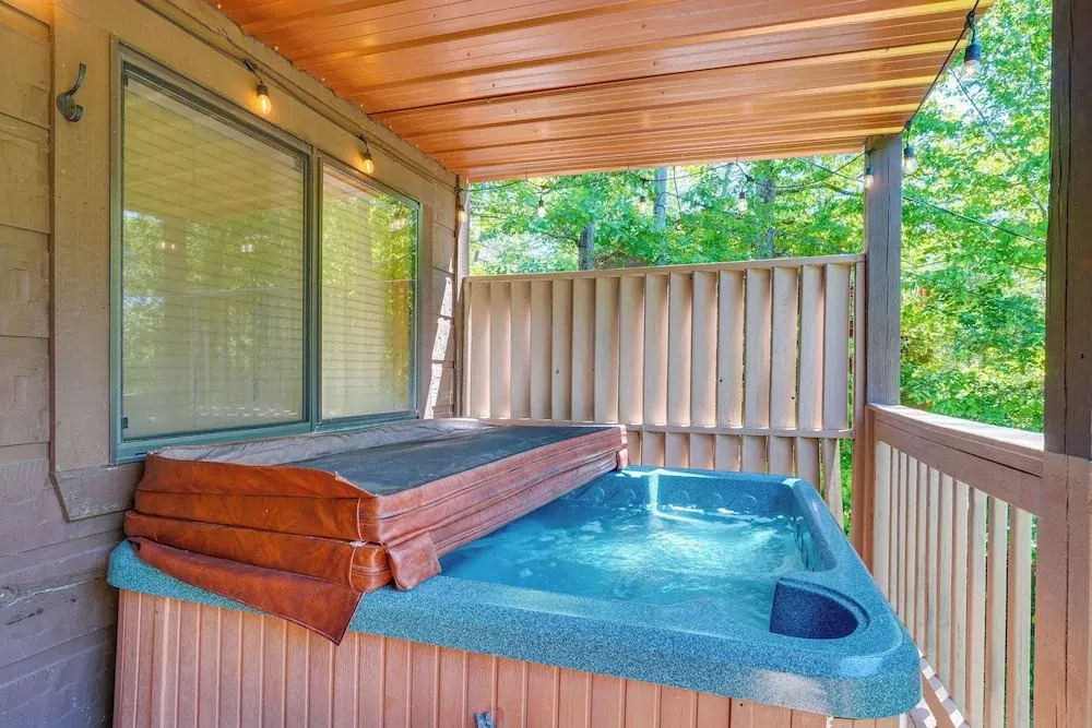 Sevierville Cabin w/ Hot Tub: 5 Mi to Pigeon Forge