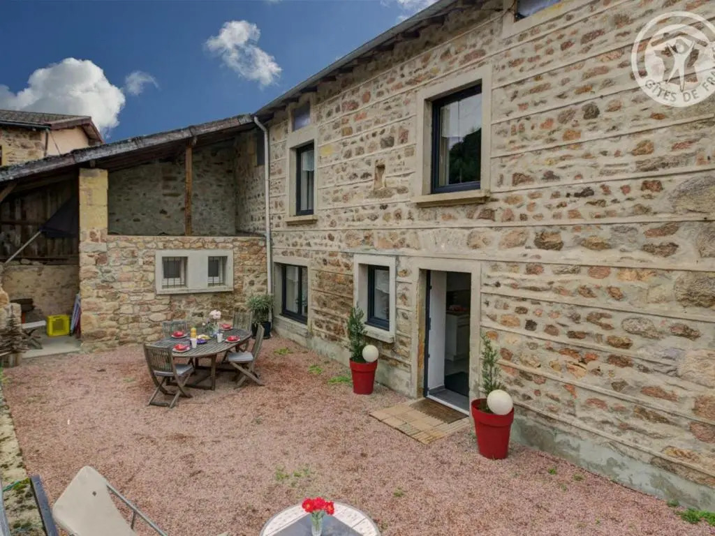 Deux gîtes confortables avec cheminée et piscine commune, animaux admis, pour 13 personnes - FR-1-496-140