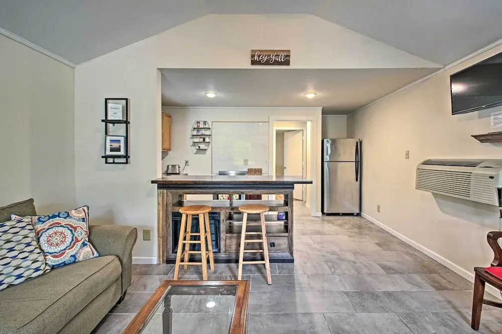 Near Nat'l Park: Hollywood Park Hot Springs Home