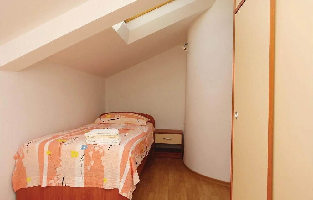 Amazing Apartment in Makarska With 5 Bedrooms and Wifi