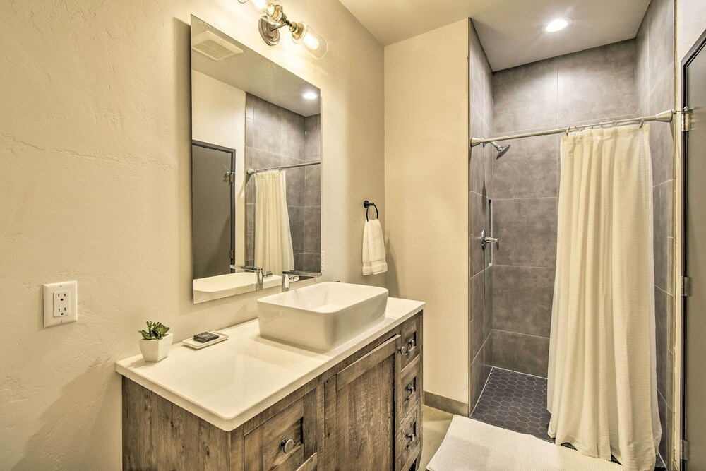 Elkhart Lake Townhome - 20 Mi to Sheboygan!