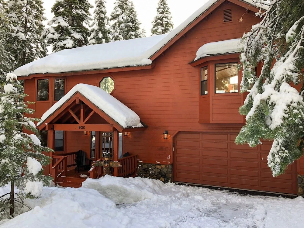 Lakeview Pine Haven: Hot Tub, Near Skiing & Beach 5 Bedroom Home
