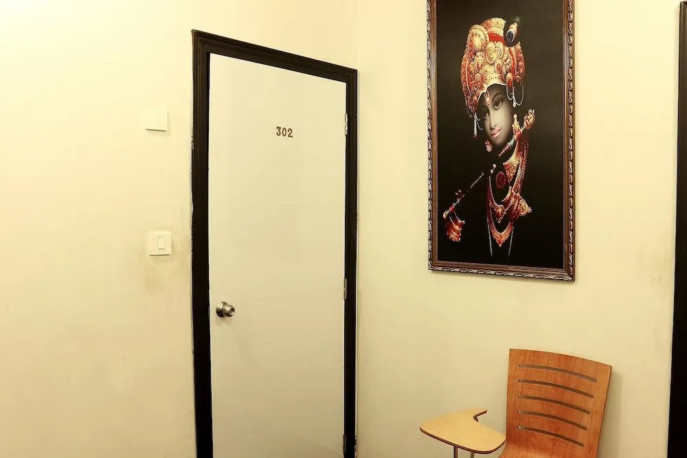 OYO 1483 Hotel Hiland Inn