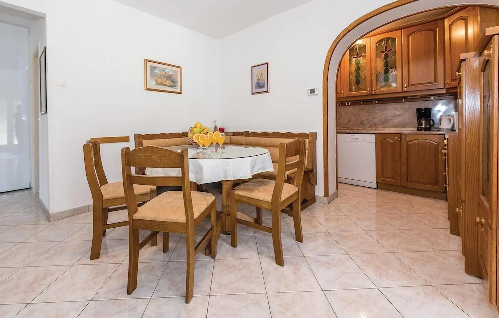 Beautiful Apartment in Brodarica With Wifi and 3 Bedrooms