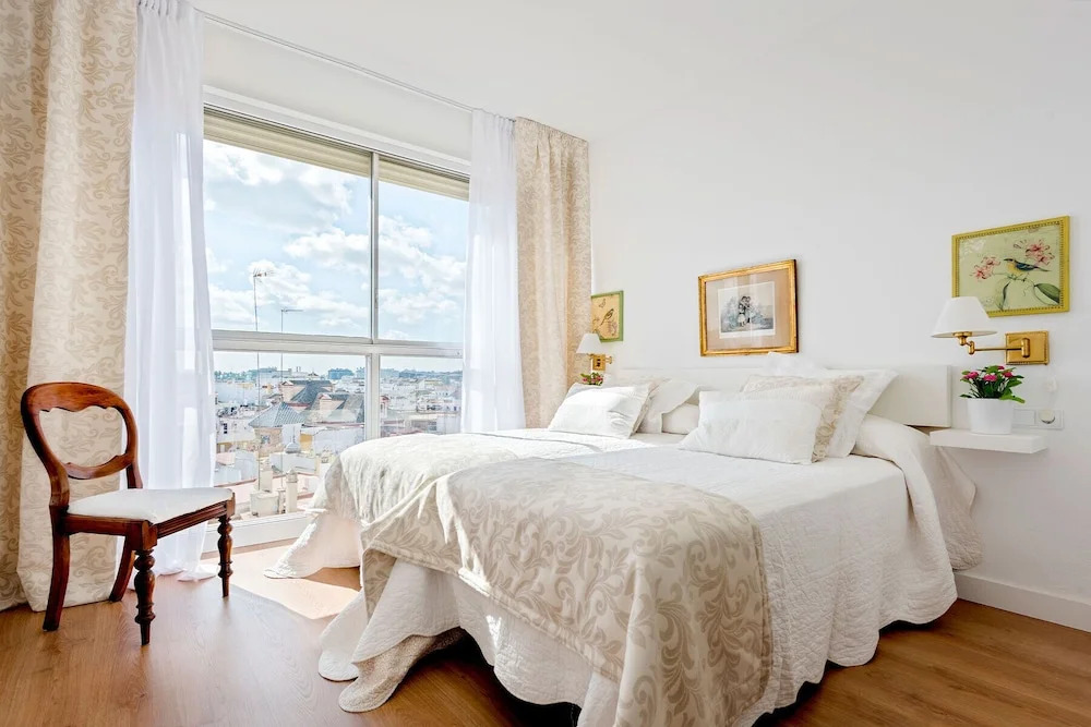 Wonderful Location in La Magdalena Square 2 BD Apartment With Great Views. San Pablo IV