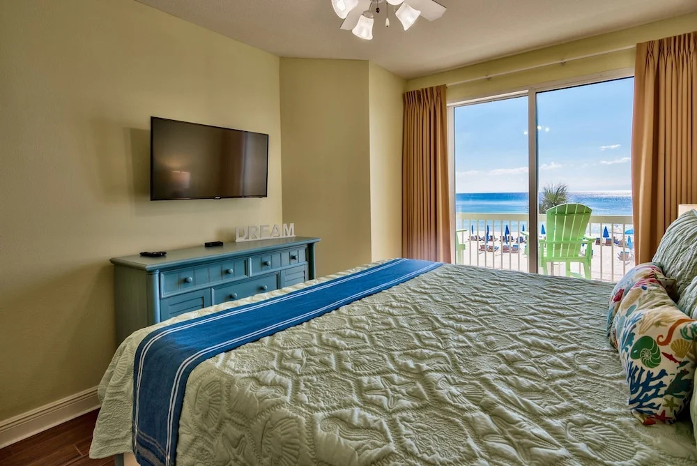 Celadon: Unit 102 by Forehand Rentals