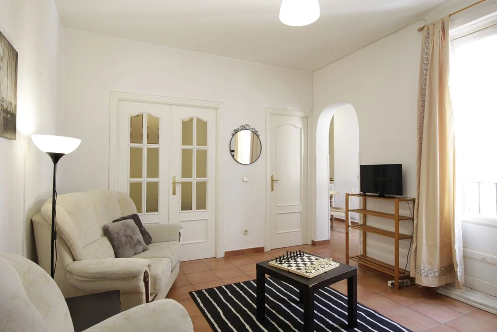 Comodo Apartamento de 2 Habitaciones en Menendez Pelayo