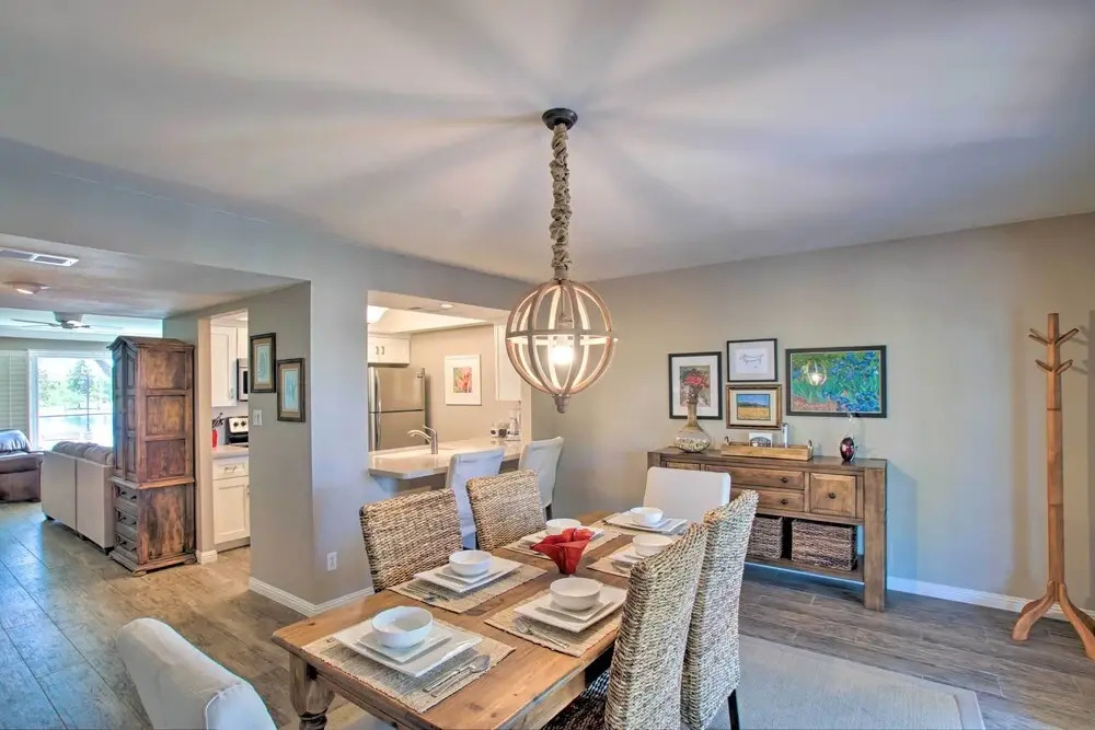 Walk to Trolley & Lake: Sunny Scottsdale Townhome