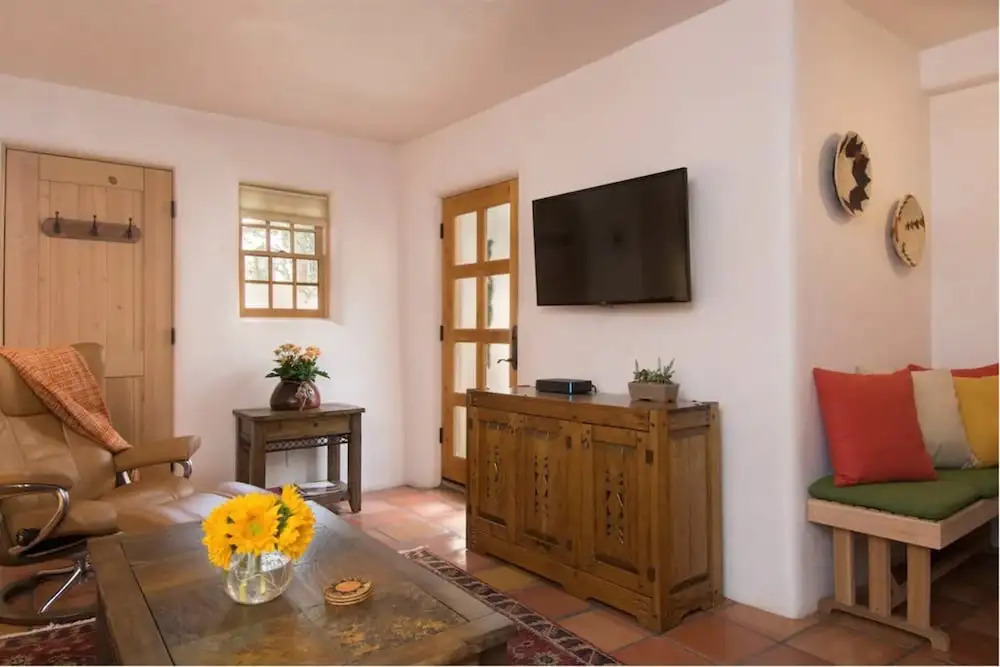 Buenas Noches - Quintessential Eastside Getaway With Spacious Patio, Two Kiva Fireplaces, Walk to Canyon Rd. and the Plaza