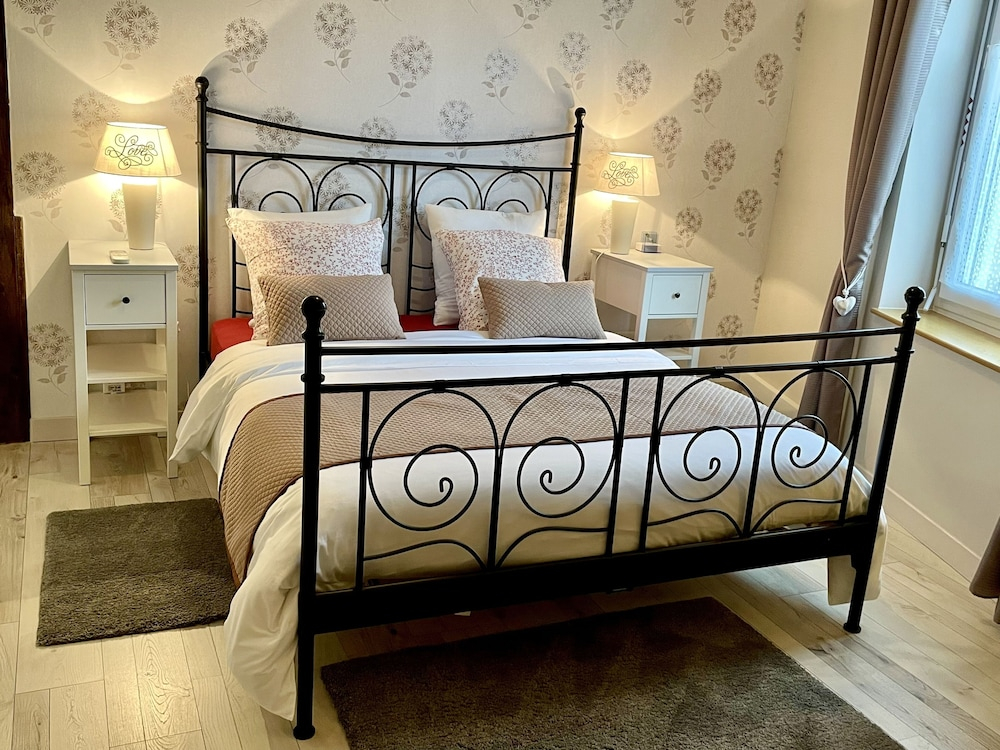LOustaloise - Chambres et table dhôtes prés de Béziers- Alex est cuisinier de métier- Piscine avec transats et parasols terrasse parking privé et garage à vélos motos- Labellisée Accueil vélo et Vignoble et découverte