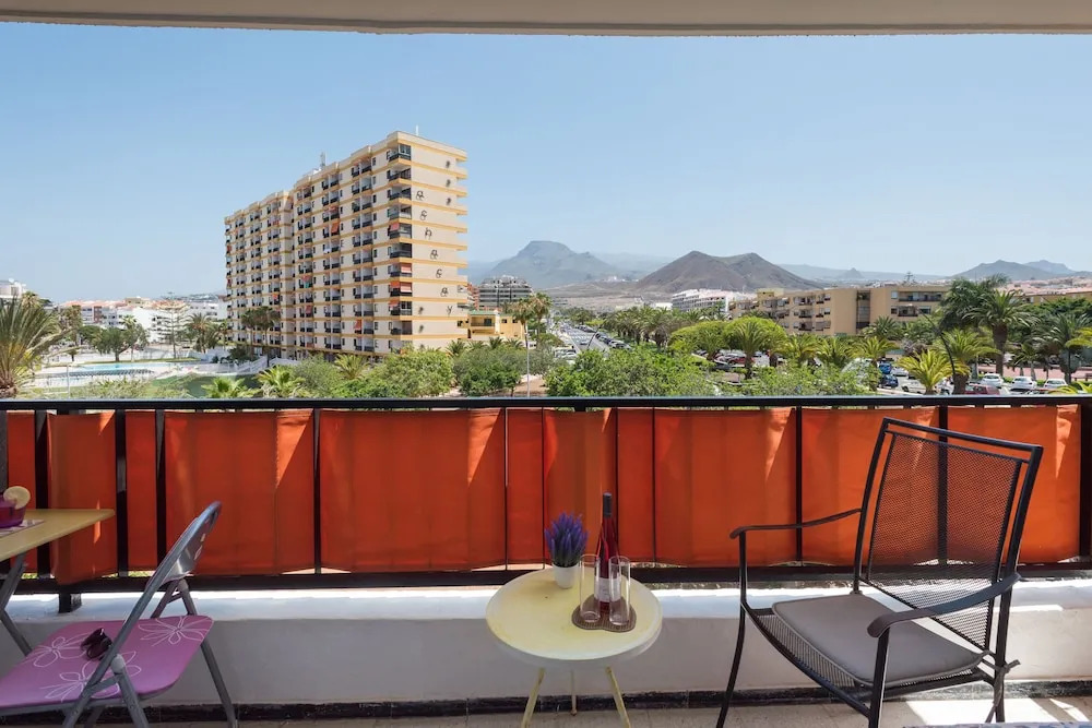 41 Los Cristianos First Sea Line, Parking
