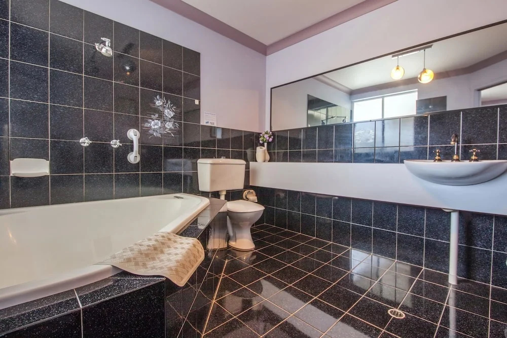 Kristie Court 2, 7 Weatherly Cl close to the beach with WiFi