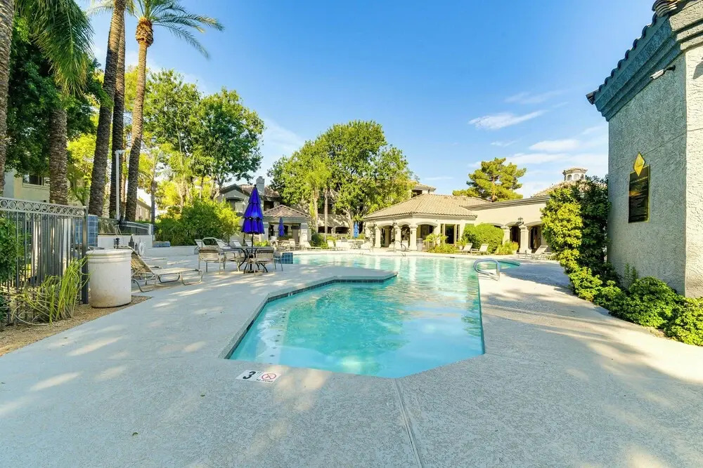 3 Mi to Tpc: Chic Condo w/ Pool Access & Grills