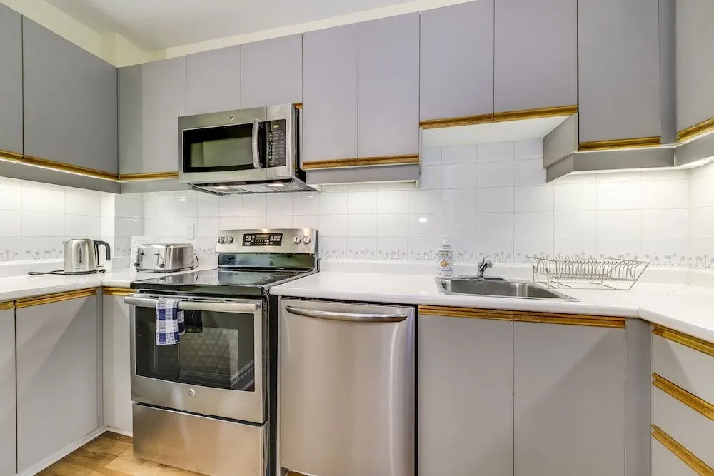 Newly Decorated 2BR Yorkville Home