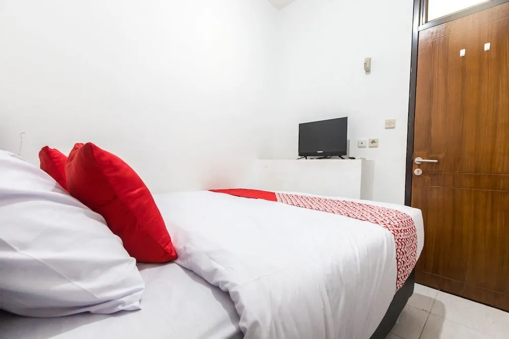 OYO 1598 Feby Inn Near RS Gandaria
