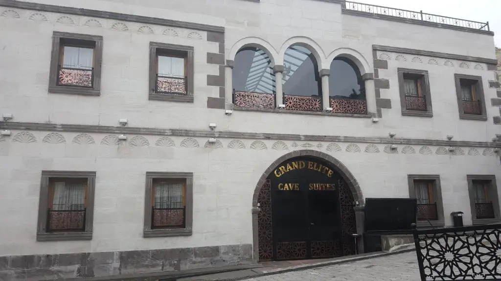 Elite Cave Suites